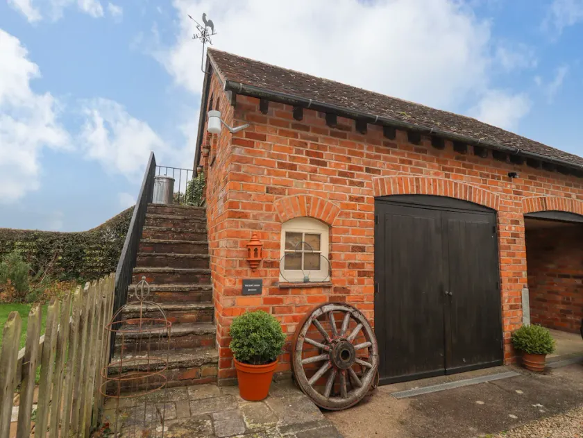 THE LOFT ROOM, romantic, character holiday cottage in Newent - Image 1