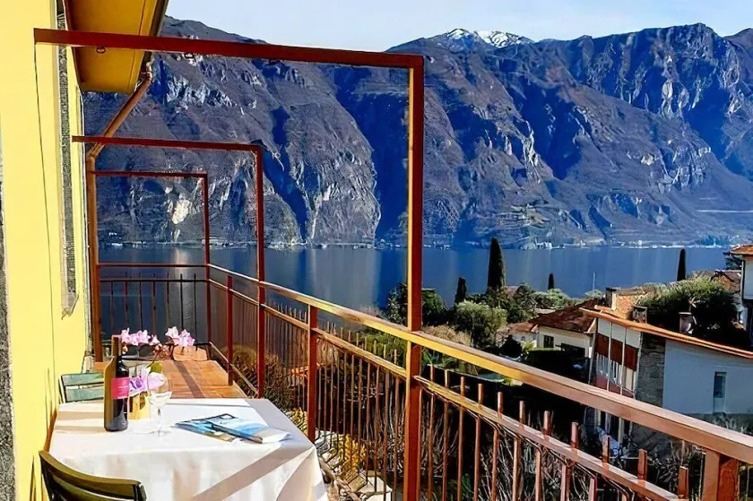 Appartamento Mariele: A bright and sunny two-story apartment situated on a promontory facing the lake, with Free WI-FI. - Image 1