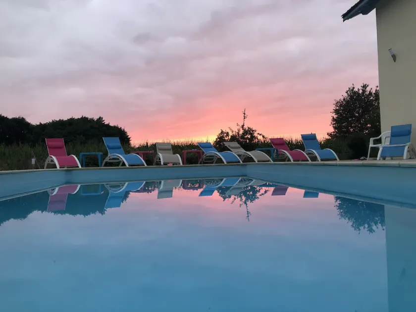 Haus umgeben von Natur mit Swimmingpool und Schlafsälen - Image 1