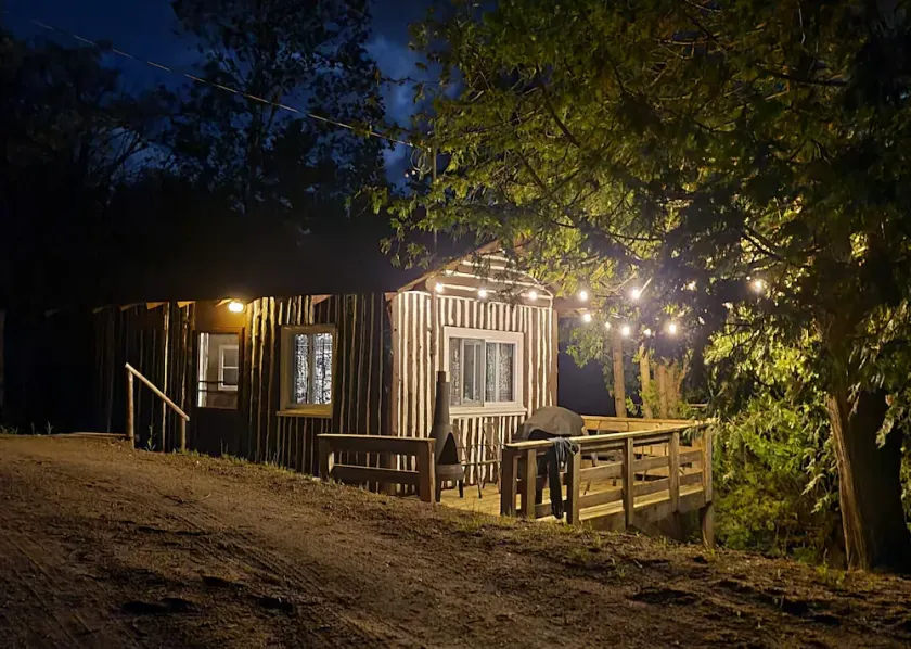Waterfront Log Cabin at the shores of Mosque Lake! - Image 1
