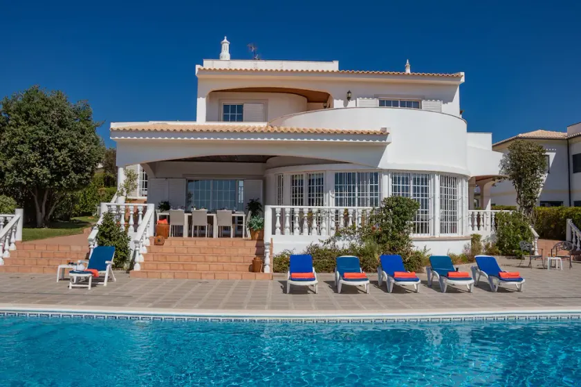 Luxuriöse freistehende Villa mit 6/7 Schlafzimmern, privatem Pool und Spielzimmer - Image 1