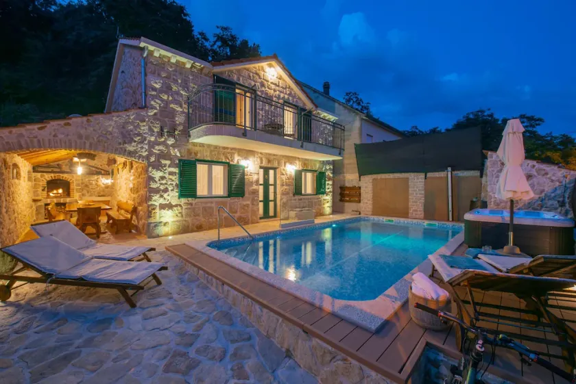 Cozy Villa for 8 with Pool and Jacuzzi - Image 1