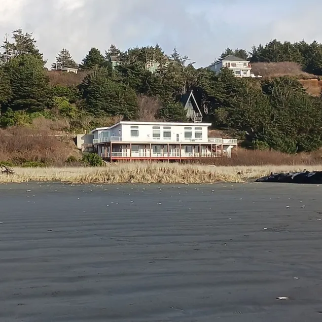 True Beachfront! 4BR, 4BA with amazing views and direct beach access. Hot Tub! - Image 1