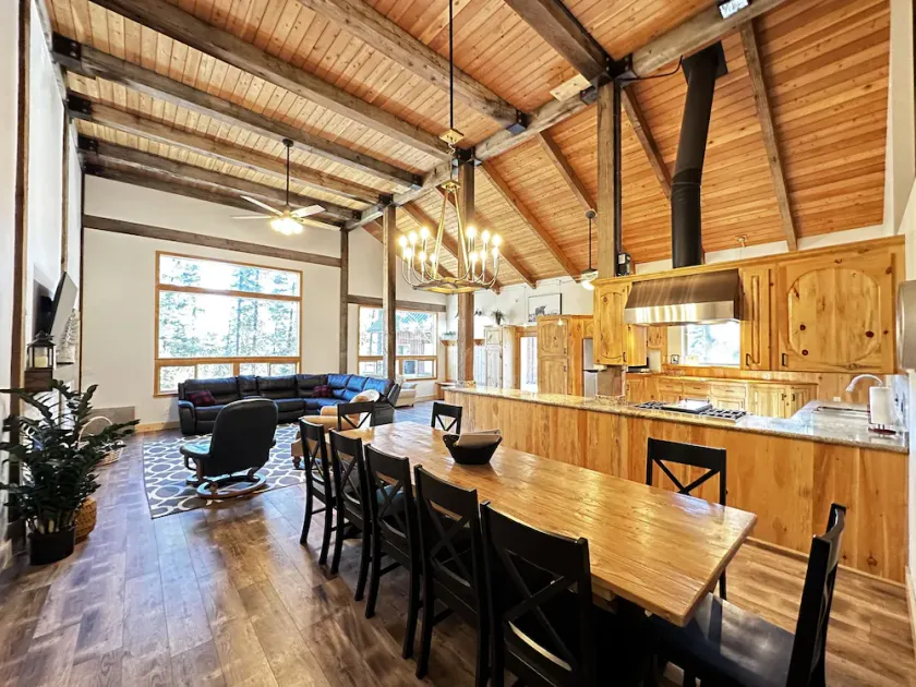 NEW! Pineview Lodge. Gorgeous Lodge with access to PRIVATE Hot Springs Pools - Image 1