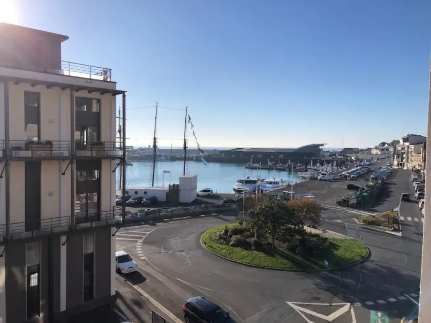 Bright apartment overlooking the port and close to shops - Image 1