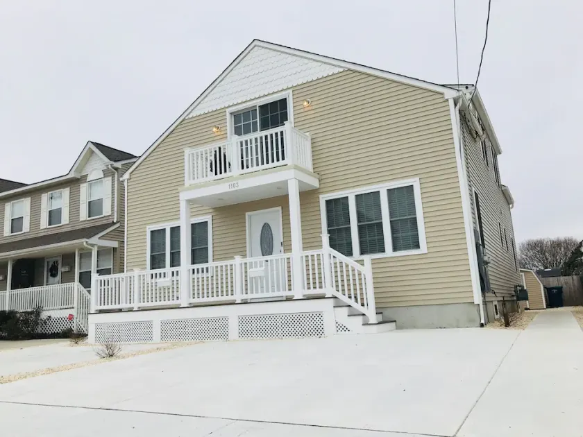 4 Bedroom, 4 Bathroom Charmer! 1 block from the Beach - Image 1