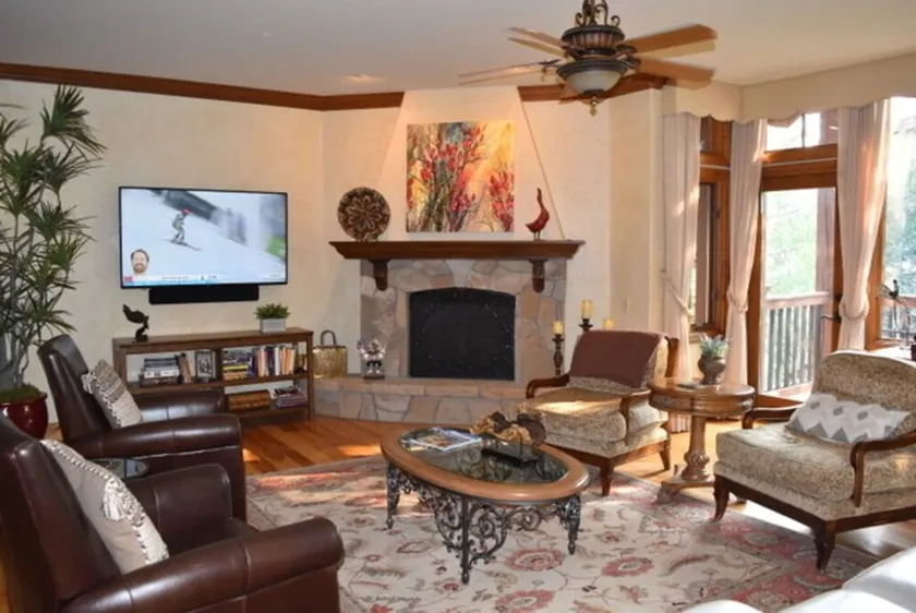 Best/closest location to the slopes and newly redecorated. - Image 1