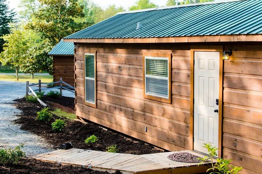 Dali's Den Tiny House Rental 3 Miles to TIEC - Image 1