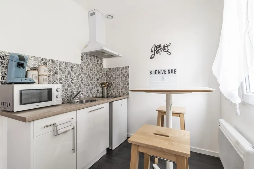 Chez Léon, a cozy little spot - Image 1