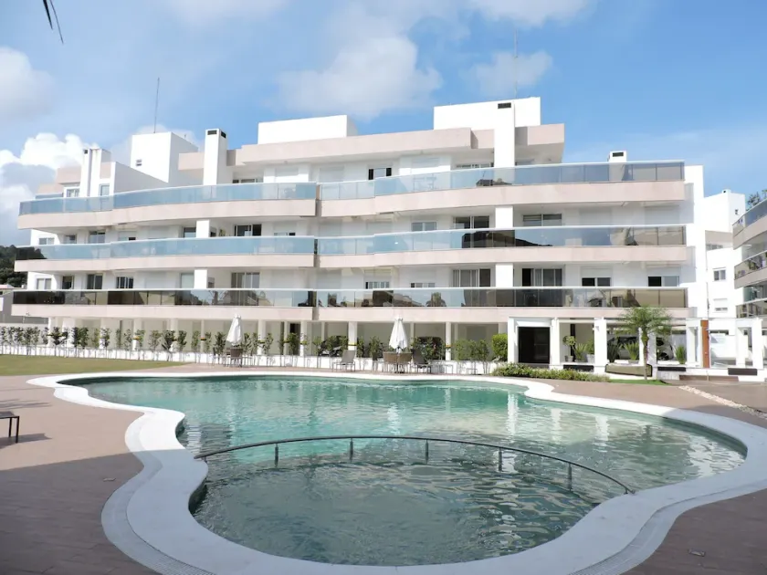 Suitable high standard with barbecue, swimming pool, and a ballroom. 500m from the sea. - Image 1