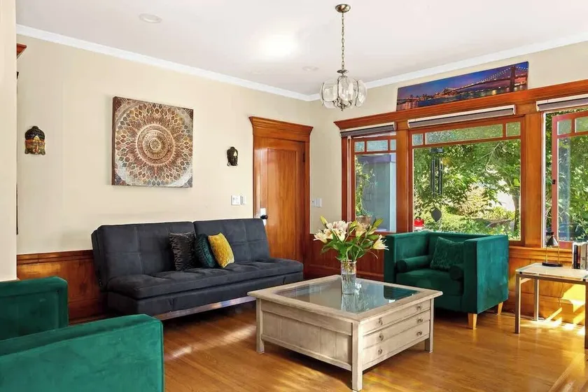 Luxury Elmwood–Rockridge Flat w/ Hot Tub - Image 1