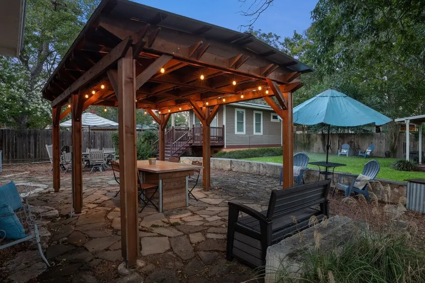 Lovebirds Getaway 3 Bedroom Home by RedAwning - Image 1