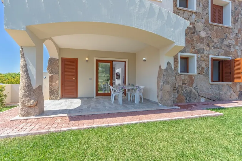 Modern Apartment with Air Conditioning and Garden; Pets Allowed - Image 1
