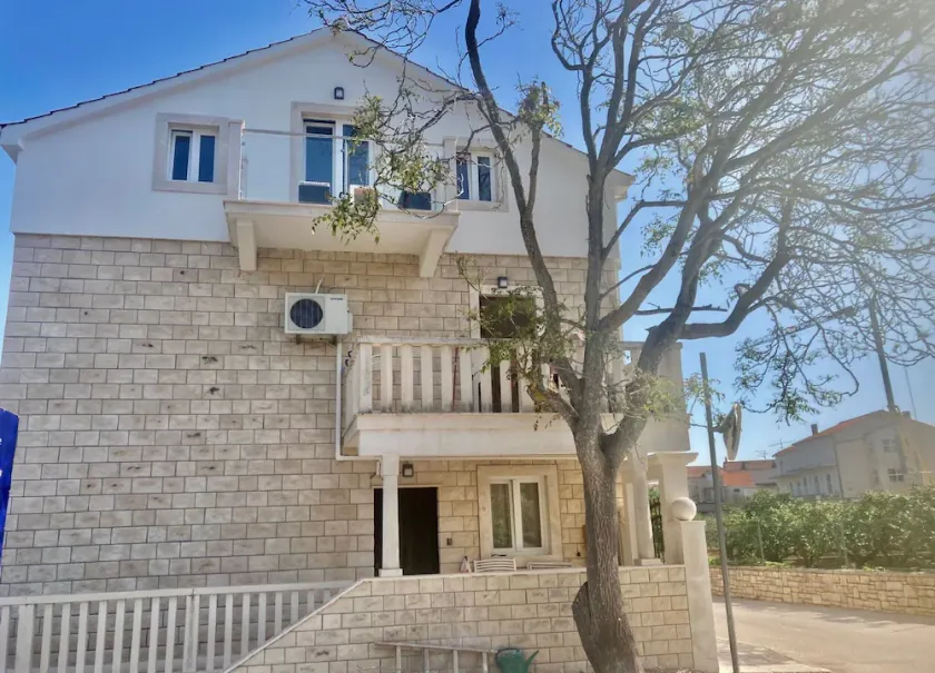One Bedroom Apartment with Balcony - Image 1