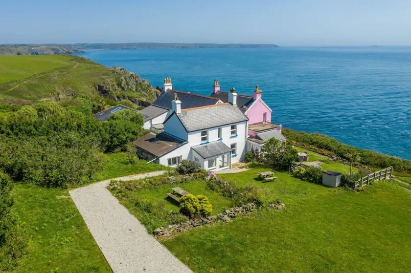 Coastal cottage - sea views on coast path, amazing local beaches, The Lizard - Image 1