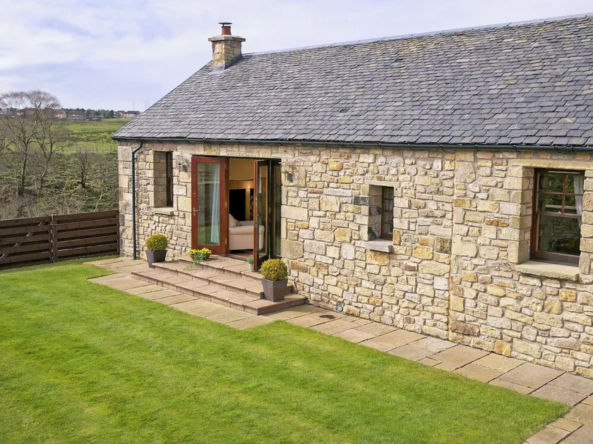 1 bedroom accommodation in Forth - Image 1