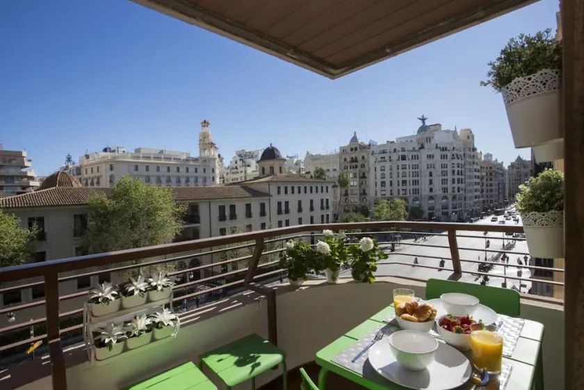 Alle Vorteile dieser luxuriösen Wohnung im Herzen der Stadt Valencia werden Ihren Aufenthalt unvergesslich machen. Hell, geräumig und gemütlich, komplett ausgestattet und in perfekter Lage. Es verfügt über einen Balkon mit spektakulärem Blick auf d - Image 1