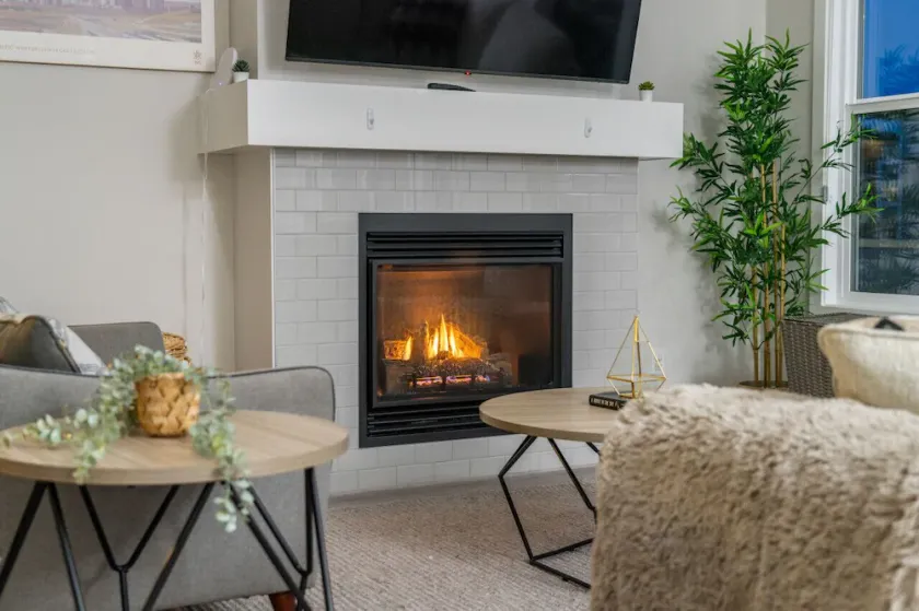 3 Bedroom Sage House with AC, Driveway Parking, King Bed & More - Image 1