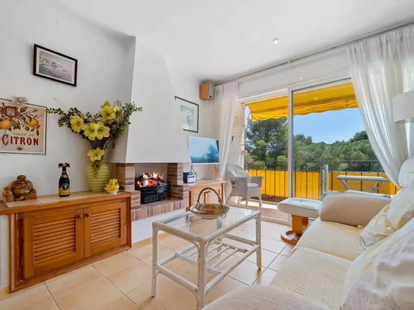 Apartment with parking 400m beach and shops - Image 1