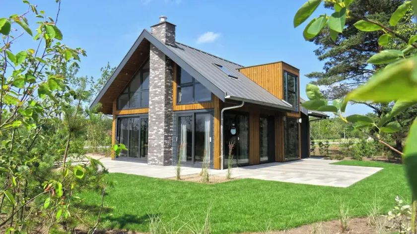Detached bungalow with 4 bedrooms, 3 bathrooms and a sauna - Image 1