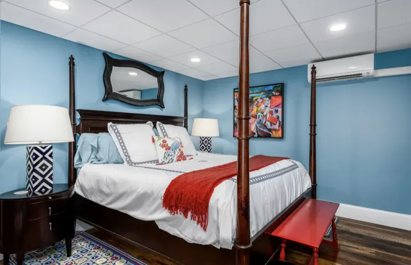 Blue Door Guesthouse – Gorgeous & Spacious 2BR/2BA Pool-Level Retreat - Image 1