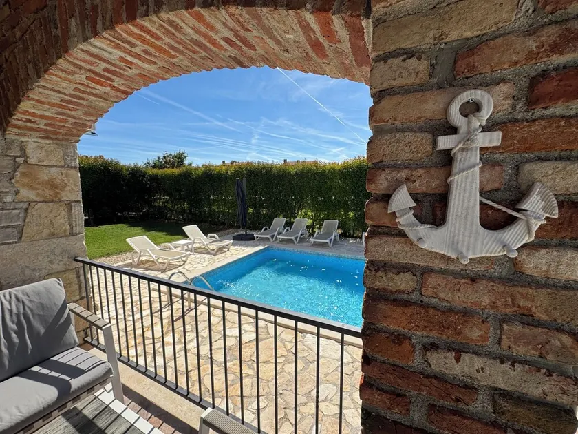 Luxury villa with private swimming pool - Image 1
