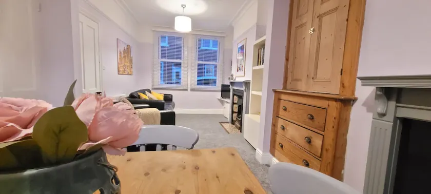 2 Bed Holiday Home with on-street parking and river walks - Image 1