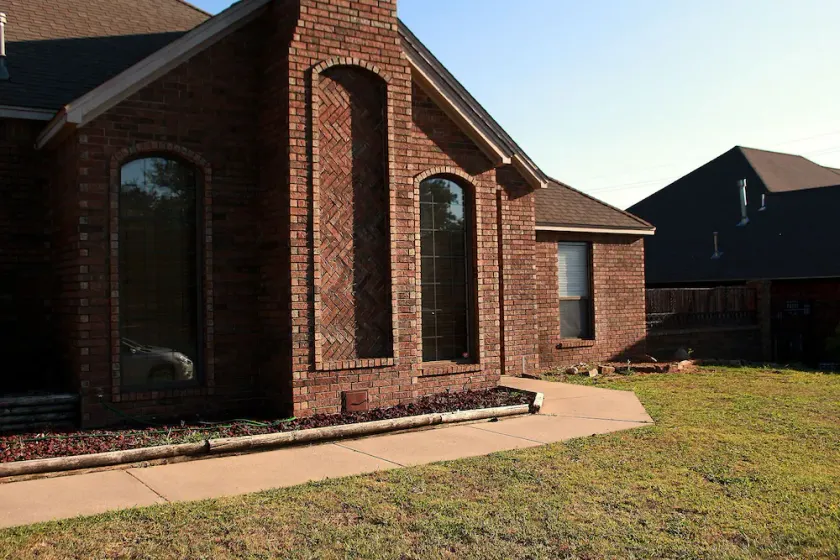 Modern and stylish 3 bedroom with large layout floor plan - Image 1