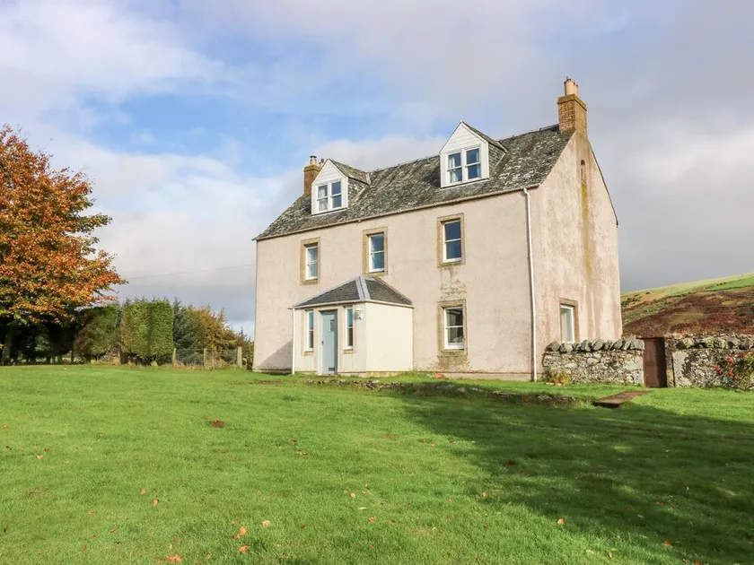 ST AGNES, pet friendly, character holiday cottage in Duns - Image 1