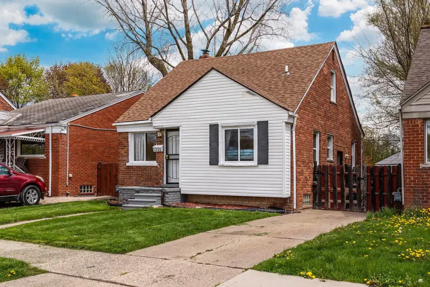 SUPER CUTE AND GREAT HOME  APPROX 15MINS TO DOWNTOWN DETROIT SLEEPS 14 GUESTS - Image 1
