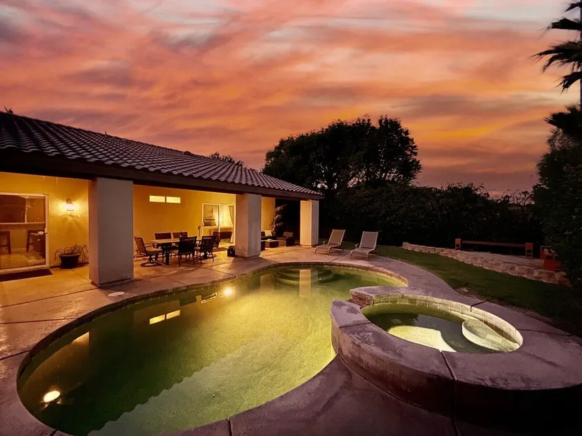 Indio Villa Sleeps 8, Level 2 EV Charger, Heated Private Pool & Spa - Image 1