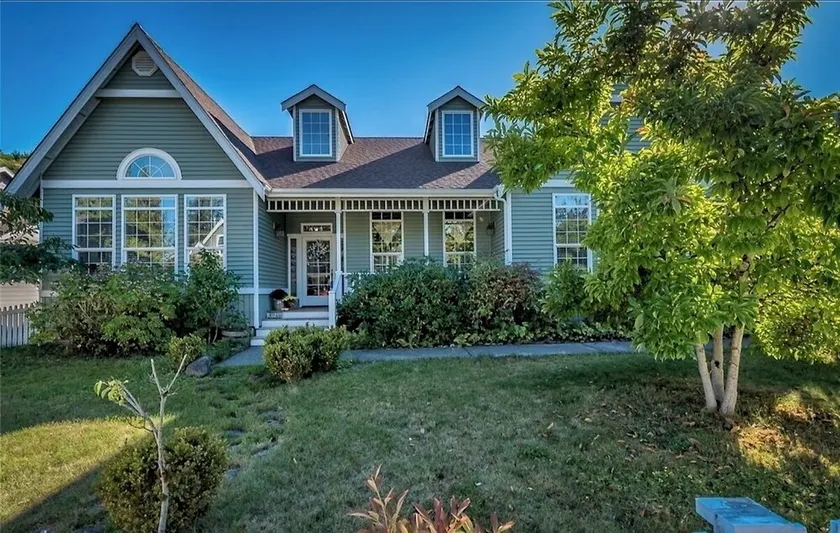 Jewel of Geneva: Tranquil Retreat with Deck and Home Office - Image 1