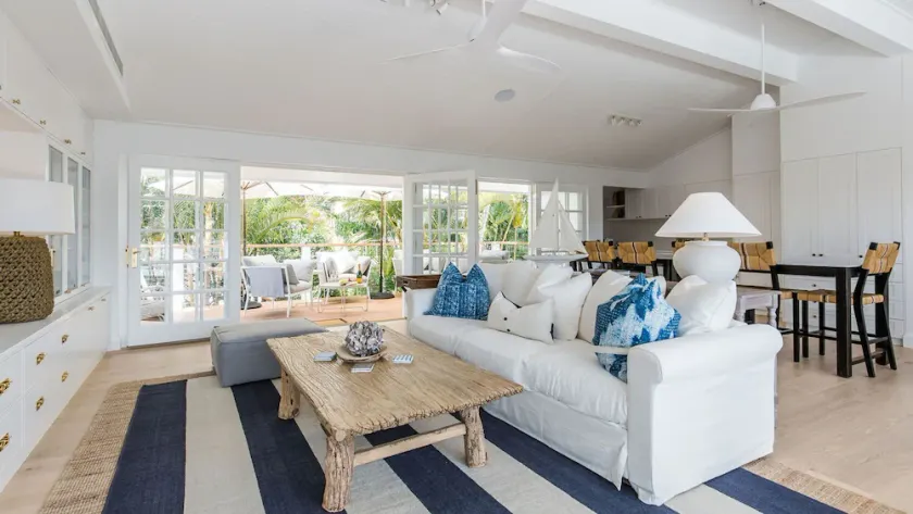 HEATED POOL - WALK TO BEACH & SHOPS - LUXURY - Image 1