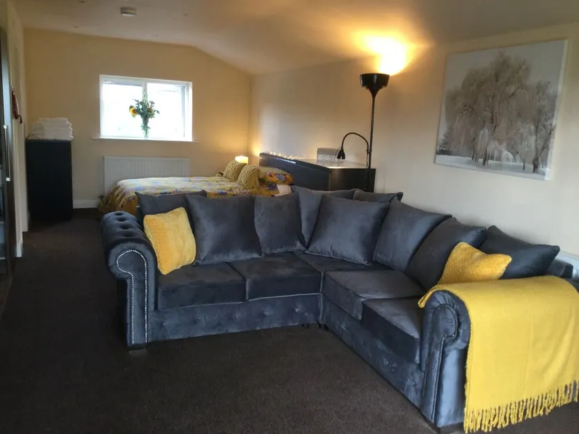 Self contained annex with private hot tub and beautiful views - Image 1