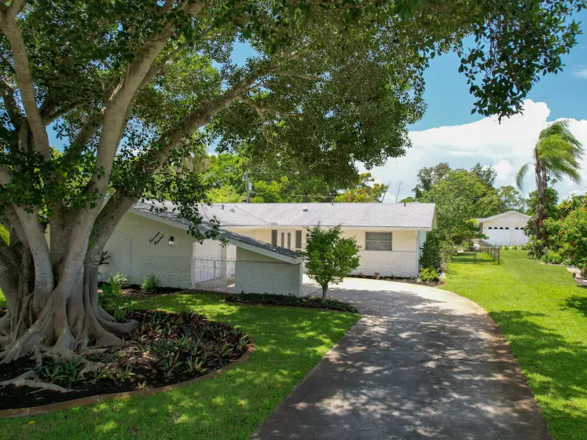 Gorgeous beach house on Venice Island, heated pool, min away from private beach! - Image 1