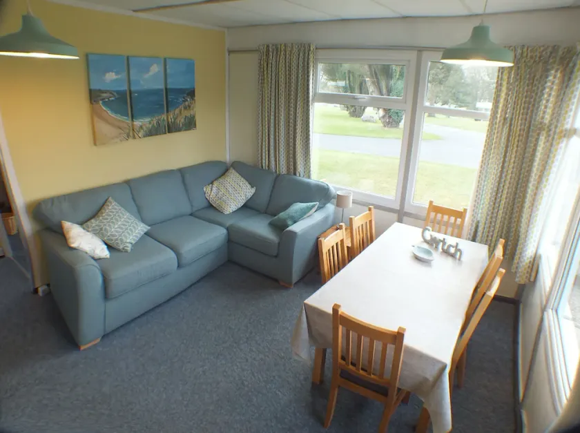 Chalet Cwtch, ein gemütliches 5-Bett-Ferienhaus in Roch, Pembrokeshire - Image 1