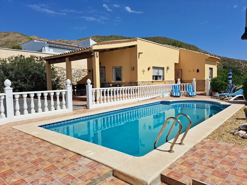 Villa mit privatem Pool in beliebter Dorflage - Image 1