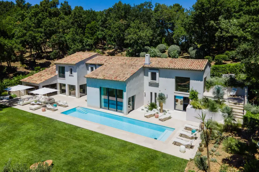 Magnifica villa contemporanea con vista in un ambiente verde. - Image 1