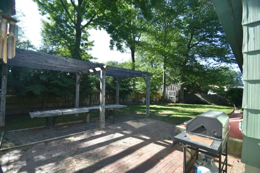 Mid-Coast 3BR Private Home with All Fenced in Backyard - Image 1