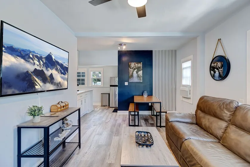 Modern 1BR, 4k Smart TV (55in) walk to LW beach - Image 1