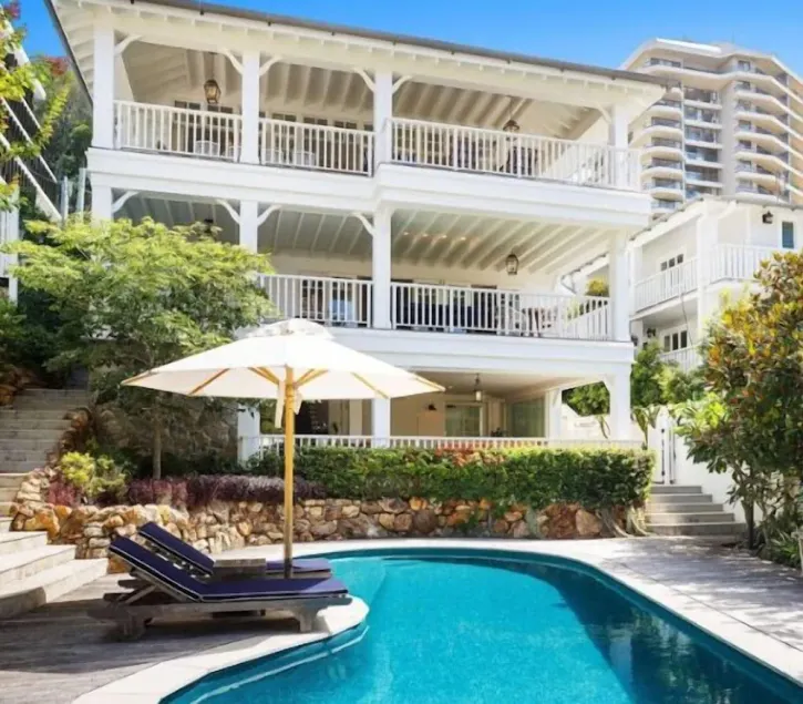 ★Burleigh Hamptons★ Surf views, Heated pool 200m to beach - Image 1