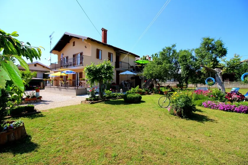 4 persons, quiet area, garden, private parking - Image 1