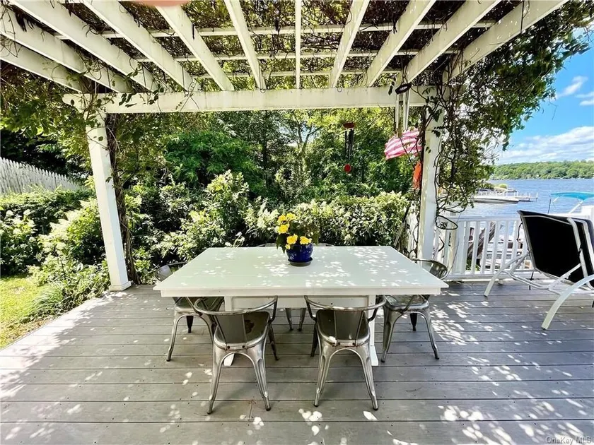 Romantic Waterfront Getaway with an optional MotorBoat - Image 1