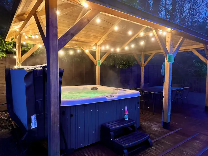 Woodsome Lodge peut accueillir jusqu'à 16 personnes avec bain à remous! Luxe décontracté! - Image 1