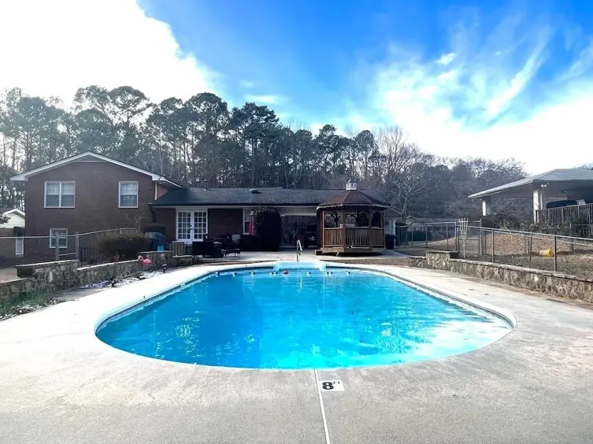 *Private/Contempo/Cozy/House & pool/17 min from ATL & in the Atlanta Metro Area* - Image 1