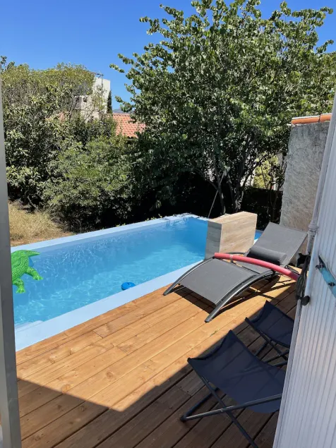 Private villa with swimming pool and parking - Image 1