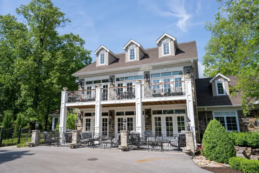 Beautiful Home with Hot Tub, Community Pool, and Screened in Porch - Image 1