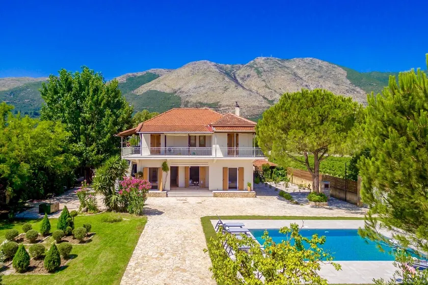 Rymlig villa med 5 sovrum och privat pool nära Alykes - Image 1
