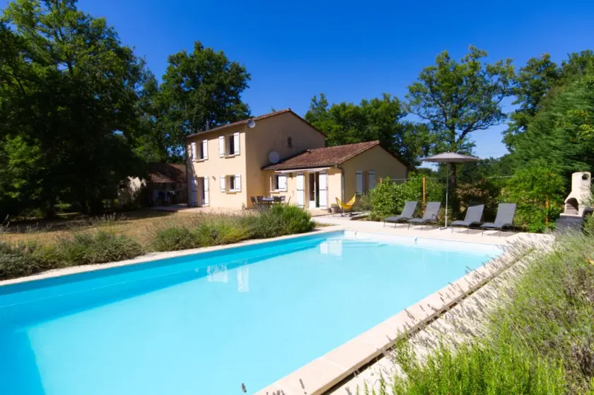 5-bed house with pool in Dordogne, walk to beach and restaurants - Image 1