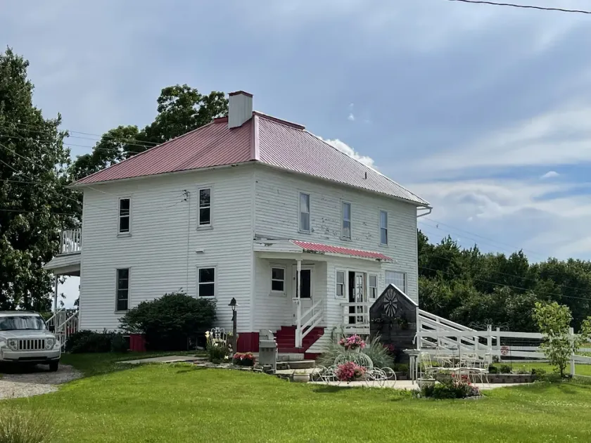 Recently Remodeled Cozy Farmhouse located in Marlette - Image 1